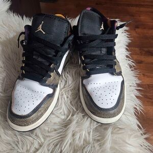 Jordan Men's Black, White, and Gold Sneakers